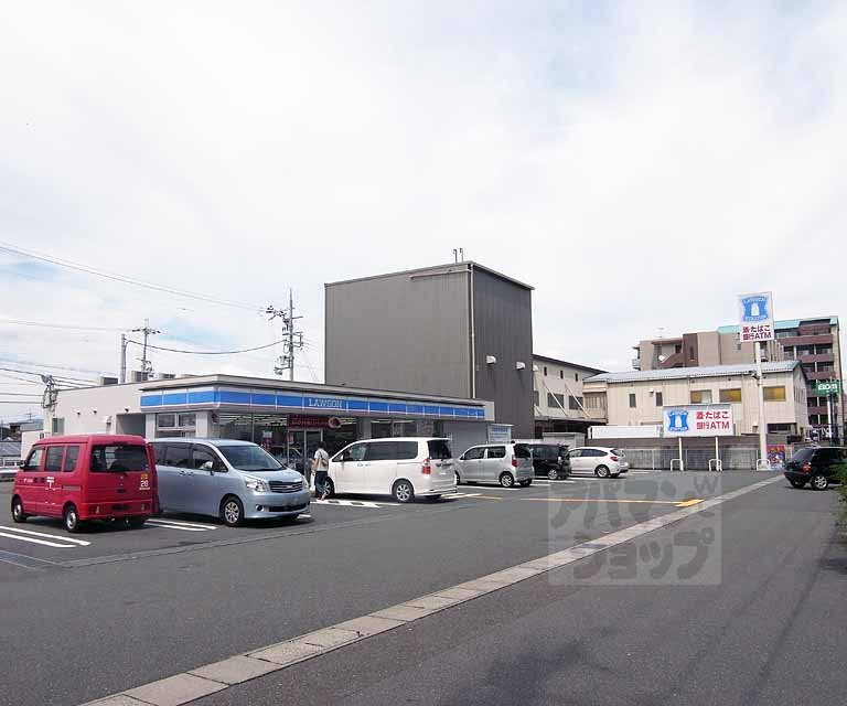 コンビニ　ローソン油小路上鳥羽店（コンビニ）まで141m