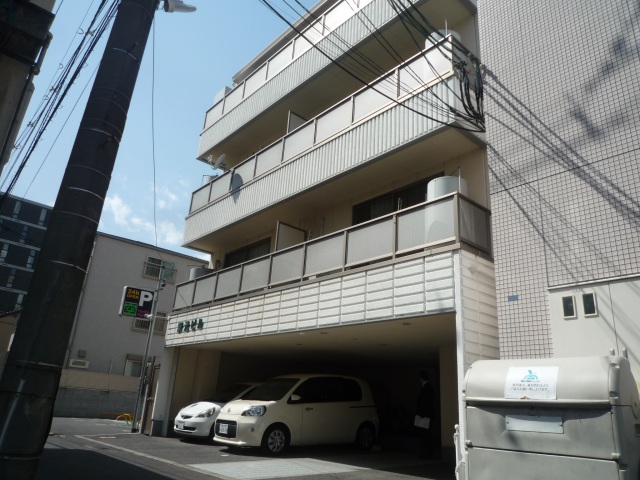 建物外観　1Ｆ部分駐車場　お部屋は3Ｆです