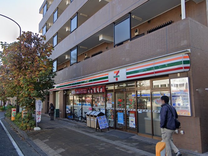 コンビニ　セブンイレブン（コンビニ）まで241m