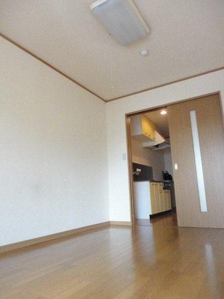 メゾンドールの居間写真