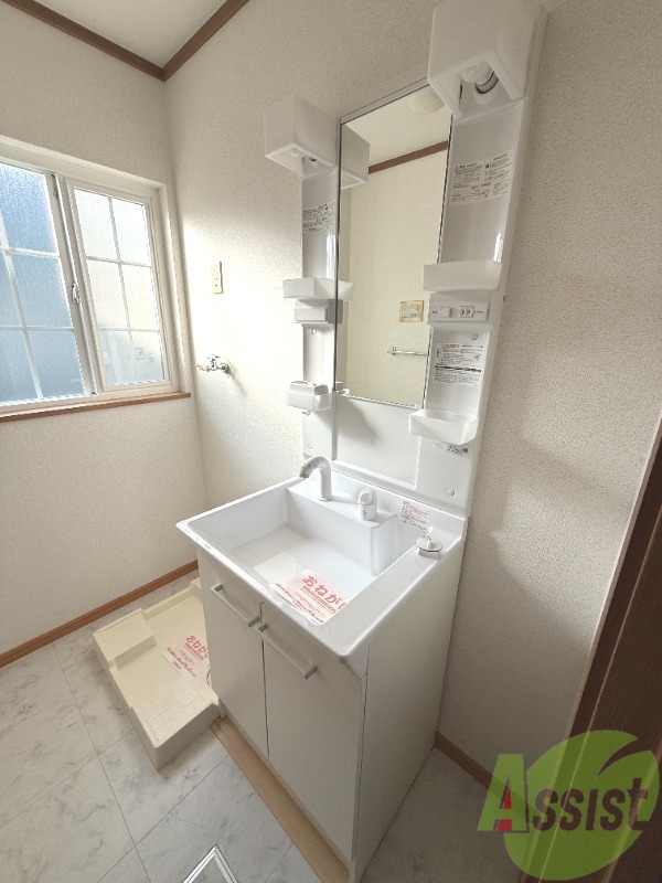 洗面設備　洗面台の写真です。朝の準備が捗りますね。