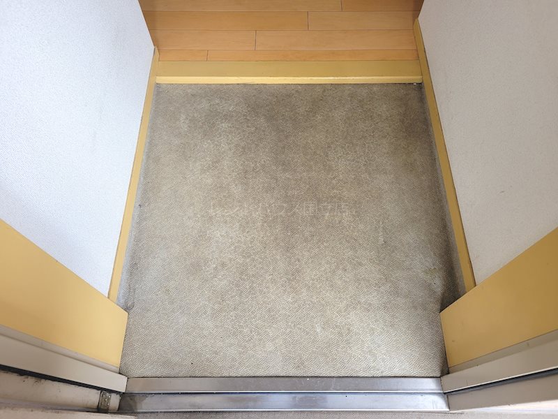 ＪＲ南武線 矢川駅 徒歩7分 4階建 築35年の玄関写真