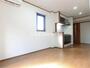 居室・リビング　角部屋で２面に窓があります。