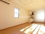 居室・リビング　角部屋で２面に窓があります。