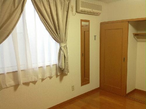 バルコニー　※写真は１階の例です。2階の居室は絨毯となります。