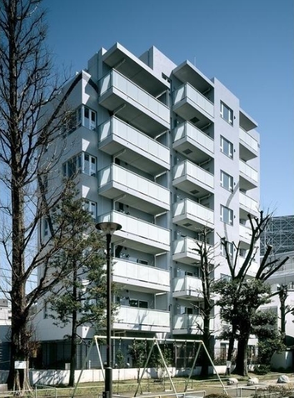 建物外観　8階建の建物です♪