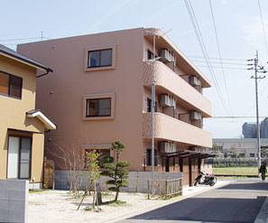 伊予郡砥部町高尾田のマンションの建物外観