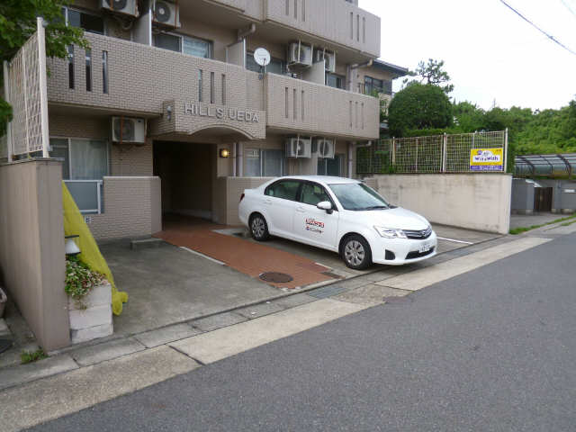 【ヒルズ植田の駐車場】