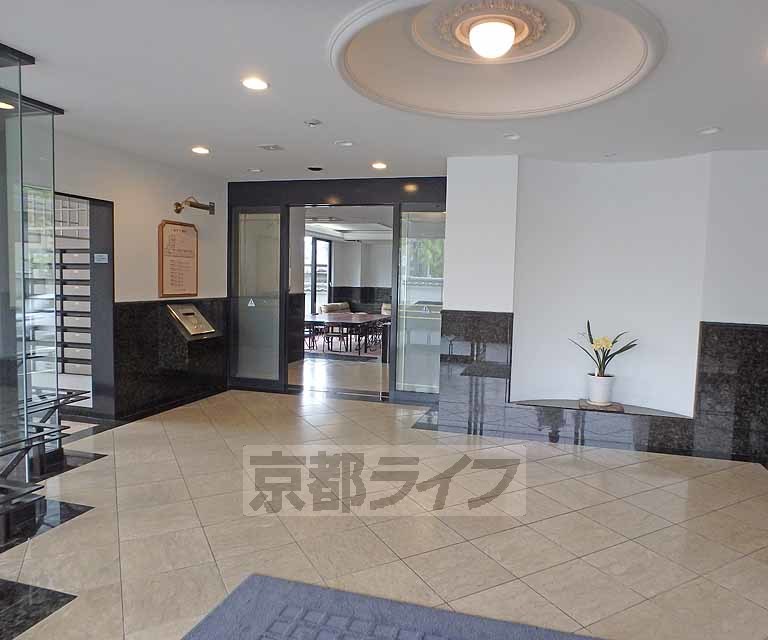 【京都市左京区上高野西氷室町のマンションのエントランス】