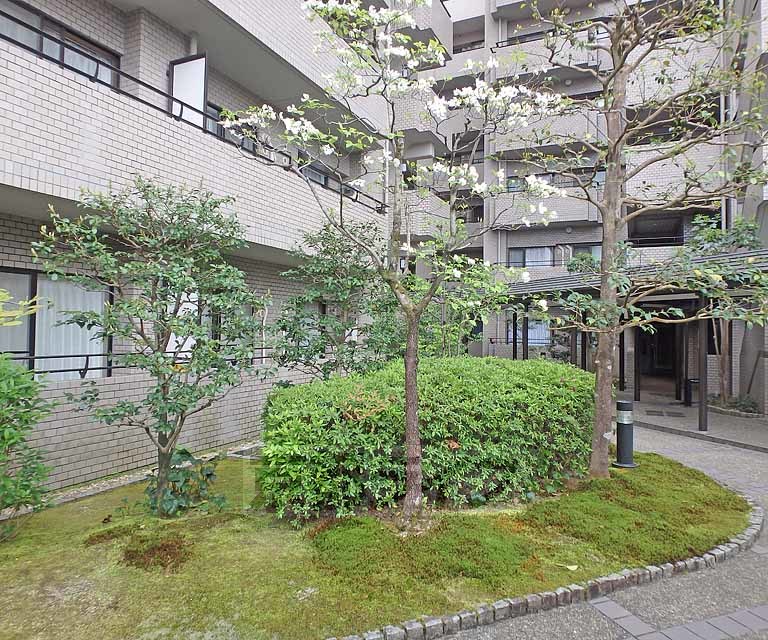 【京都市左京区上高野西氷室町のマンションの庭】