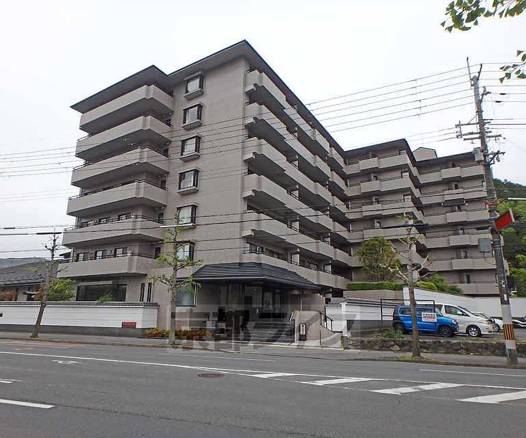 【京都市左京区上高野西氷室町のマンションの建物外観】