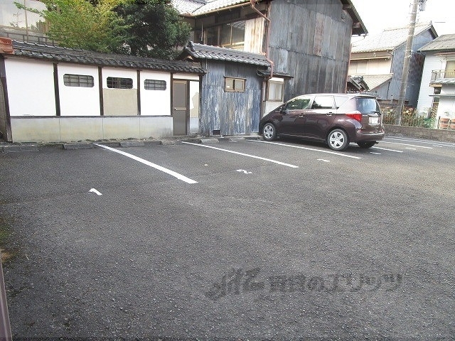 【綾部市神宮寺町のアパートの駐車場】