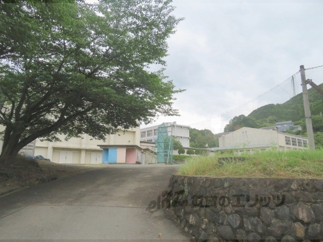 【綾部市神宮寺町のアパートの中学校】