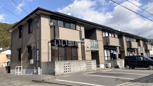 【海南市阪井のアパートの駐車場】