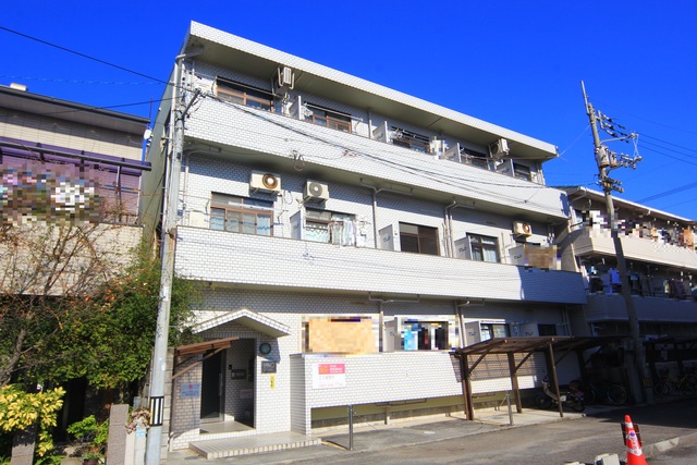 【松山市中村のマンションの建物外観】