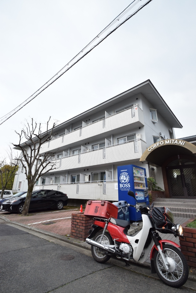 京都市北区小松原北町のマンションの建物外観