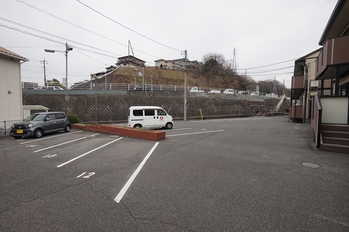 【福山市奈良津町のアパートの駐車場】