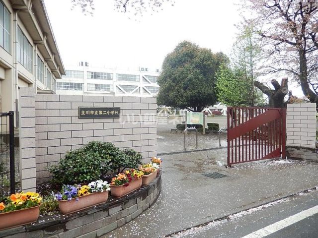 【立川市高松町のアパートの小学校】