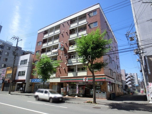 【札幌市中央区南五条西のマンションの建物外観】