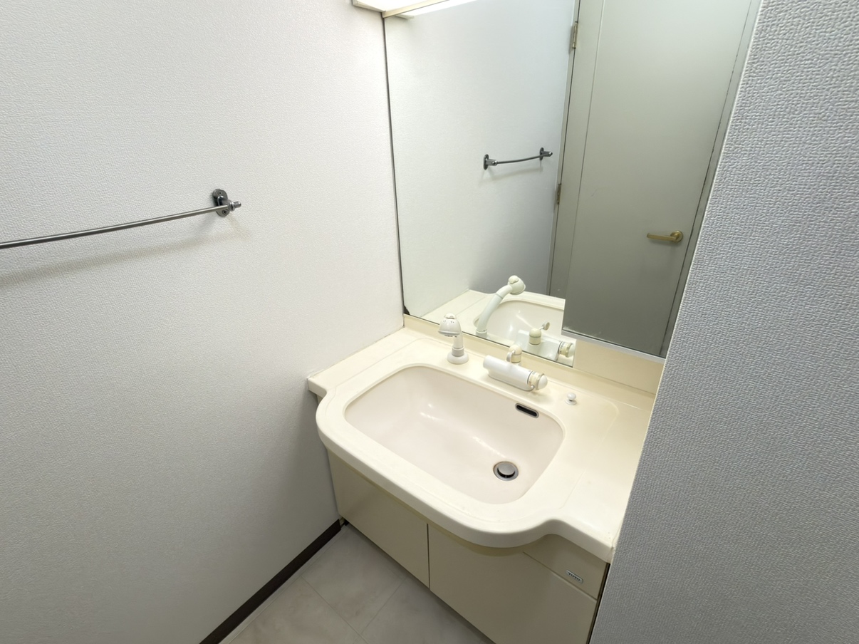 洗面設備　シャワー付洗面化粧台