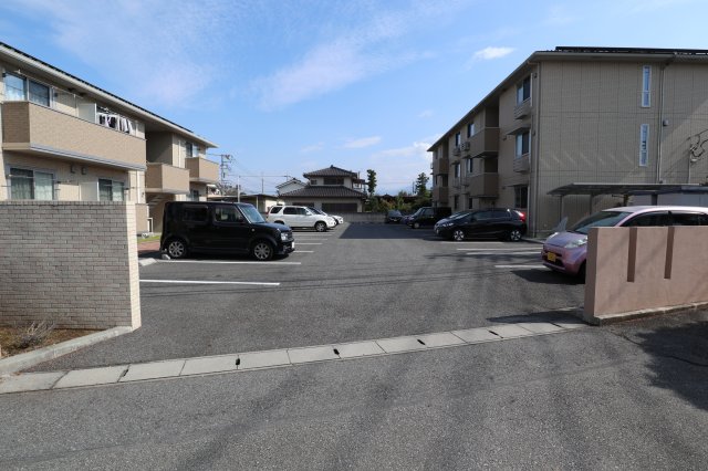 【甲府市下鍛冶屋町のアパートの駐車場】