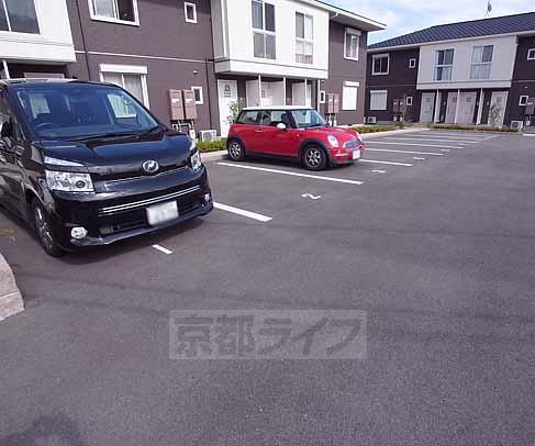 【乙訓郡大山崎町字円明寺のアパートの駐車場】