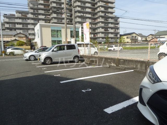 【ロイヤルシングルの駐車場】