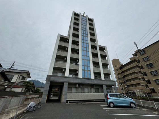 【廿日市市串戸のマンションの建物外観】