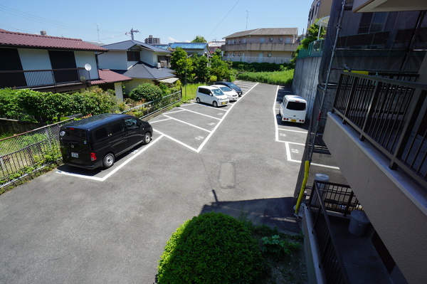 【吹田市千里山高塚のマンションの駐車場】