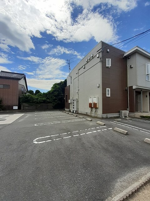 【米子市夜見町のアパートの駐車場】