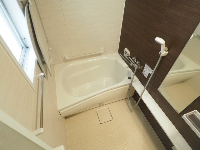 バス・シャワールーム　モダンな色使いの浴室