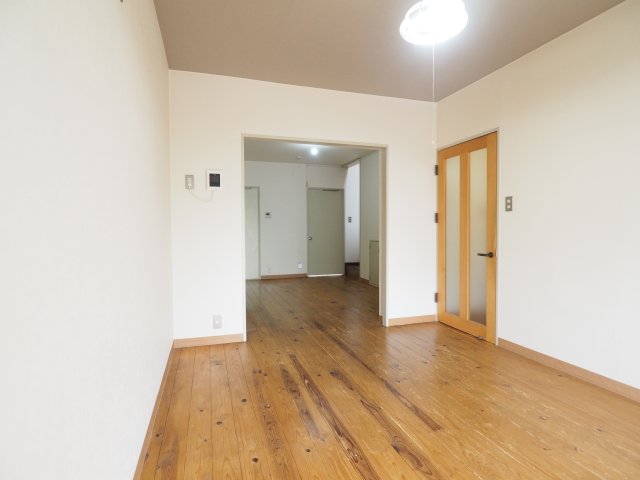 居室・リビング　ダイニングと分けられるリビング