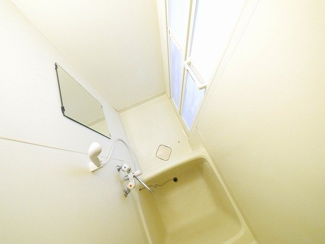 バス・シャワールーム　鏡付きなので身支度にも活躍します