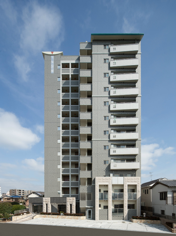 建物外観　閑静な住宅街に佇む高層マンション