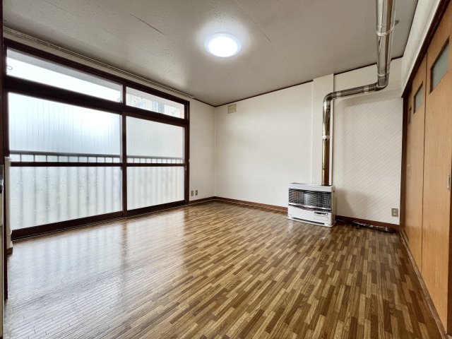 ホワイトマンションB棟の居間写真