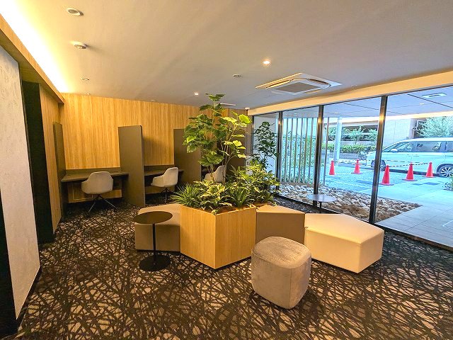 ロビー　1Fにデスクワーク可能な個別スペースが3ヶ所とラウンジスペー