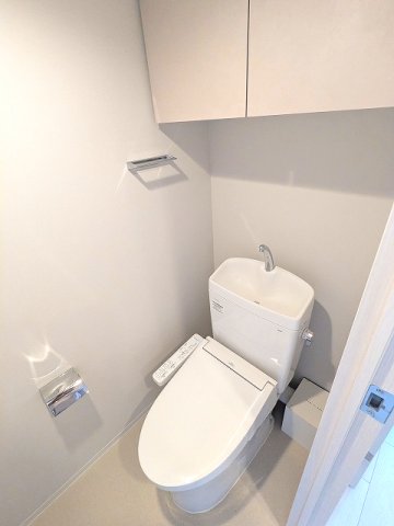 トイレ　温水洗浄便座、ペーパーホルダーの上にスマホストレージ付きです