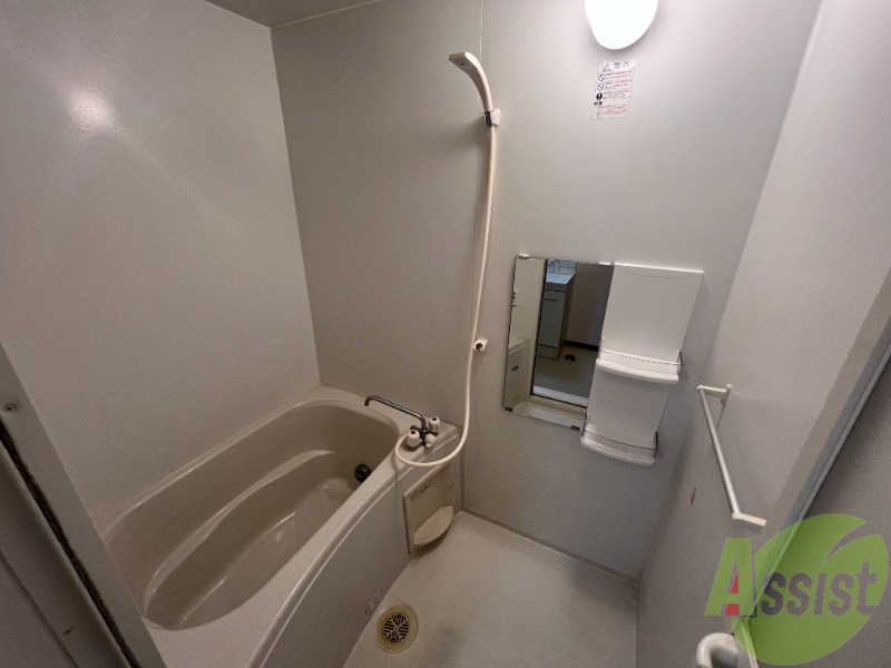 バス・シャワールーム　こちらは浴室になります。コンパクトでお掃除も楽に出来そうです