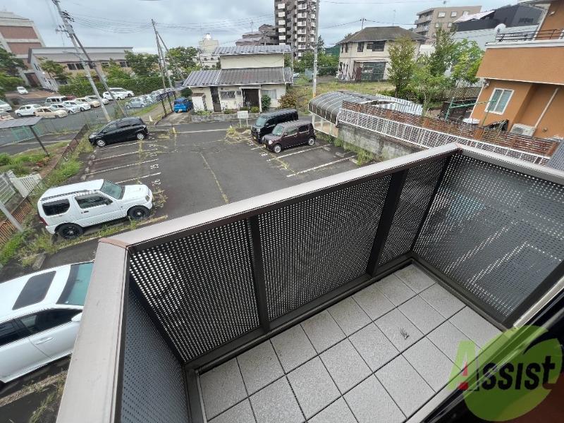 バルコニー　バルコニーがあるので、外にも洗濯物が干せそうですね。