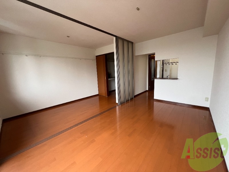 居室・リビング　９．８帖の洋室です。嬉しい対面式キッチンになっています。