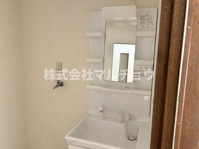 朝の支度にも助かる、独立の洗髪洗面化粧台