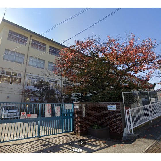 小学校　福岡市立長丘小学校（小学校）まで751m