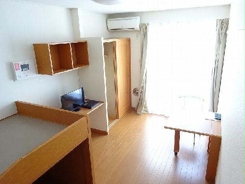 居室・リビング　1階はフローリング、2階はカーペット仕様です。