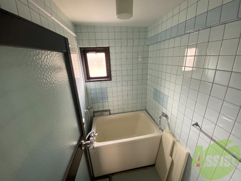 バス・シャワールーム　浴室は狭すぎず、シャワーも浴びやすそうです。