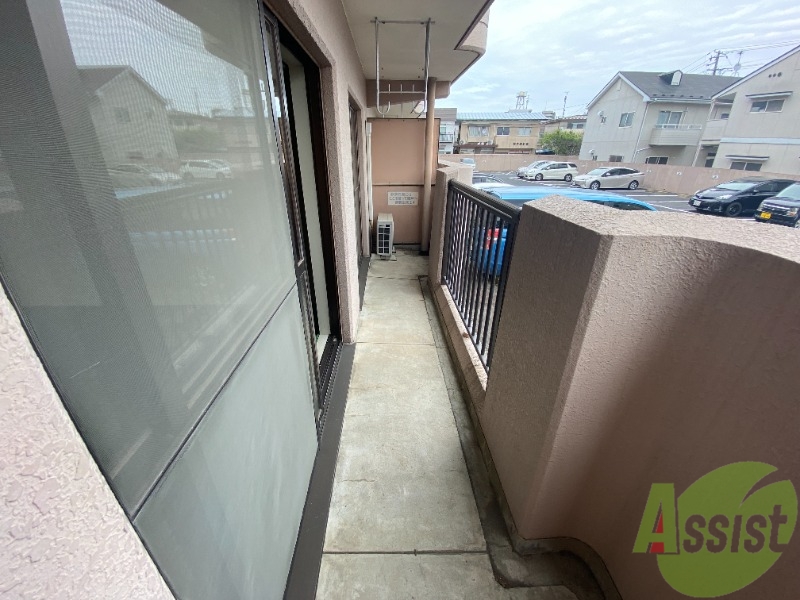 バルコニー　バルコニーも広めですね、お洗濯がしやすそうですね