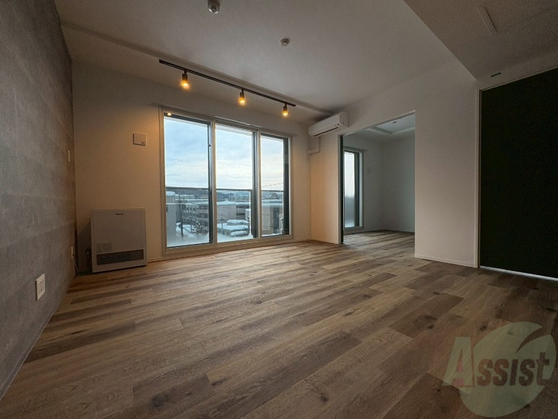 居室・リビング　木目のフローリングは落ち着きのある印象のお部屋になりますね。