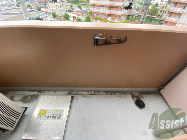 バルコニー　広めのベランダは陽がよく当たり気持ちよく過ごせます。