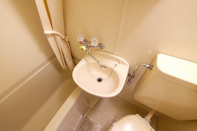 洗面設備　明るい洗面所です