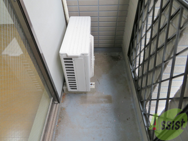 バルコニー　バルコニー。洗濯物が干せるようになっています。