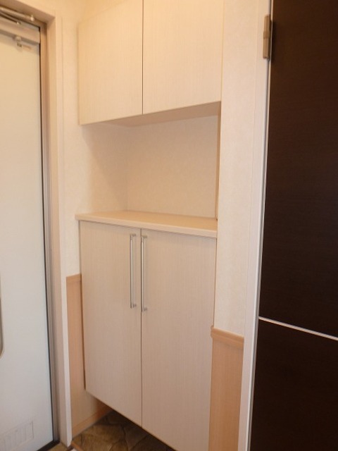 玄関　飾り棚付きシューズボックスです。